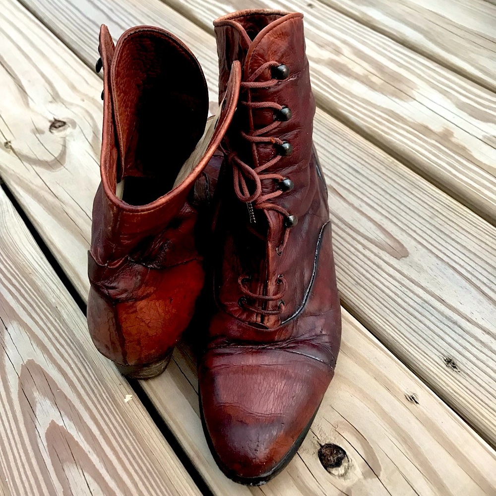 A pair of „Everybody“ brown Victorian booties